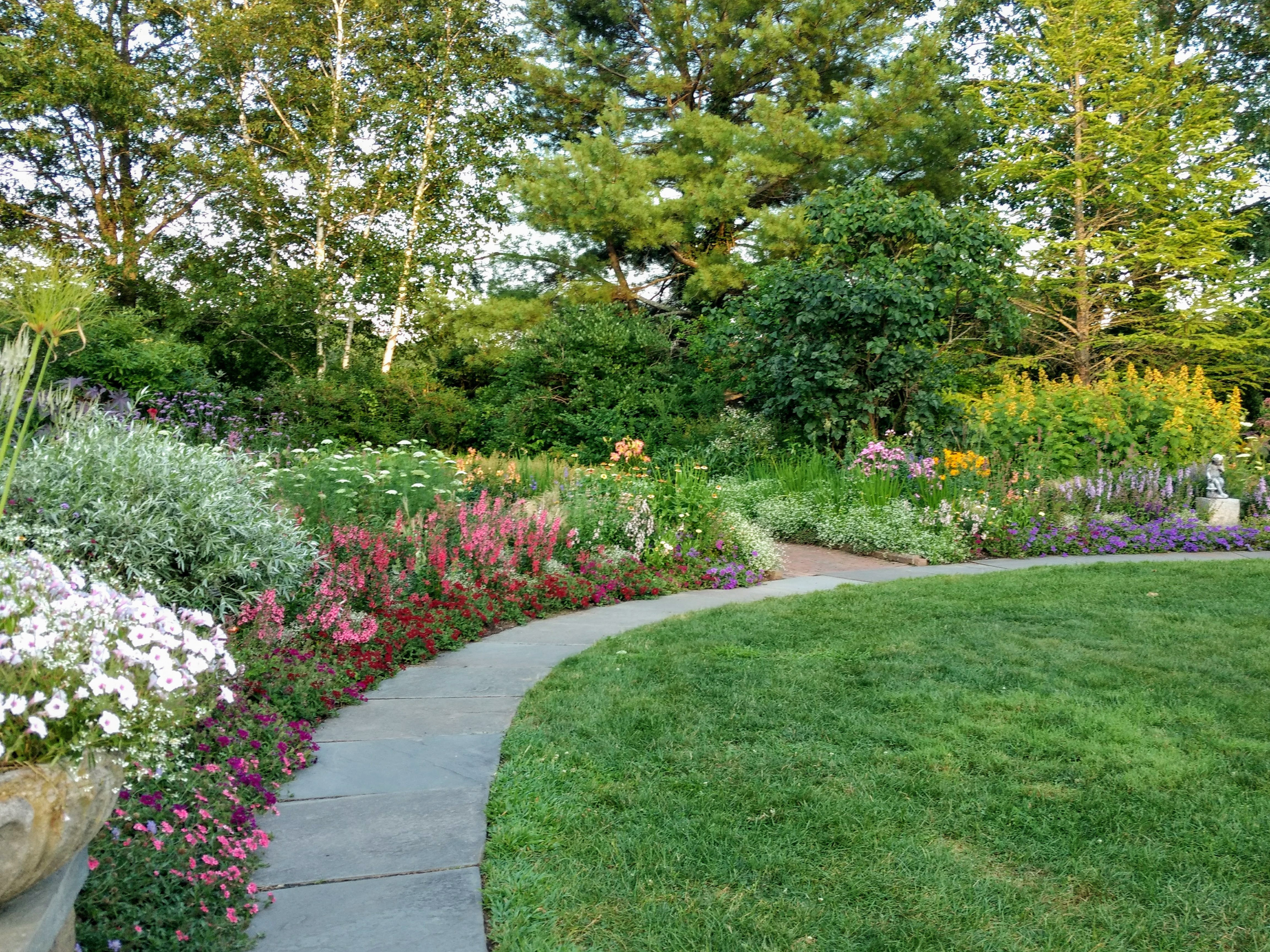 Благоустройство участка частного дома в Великом Новгороде и Новгородской области